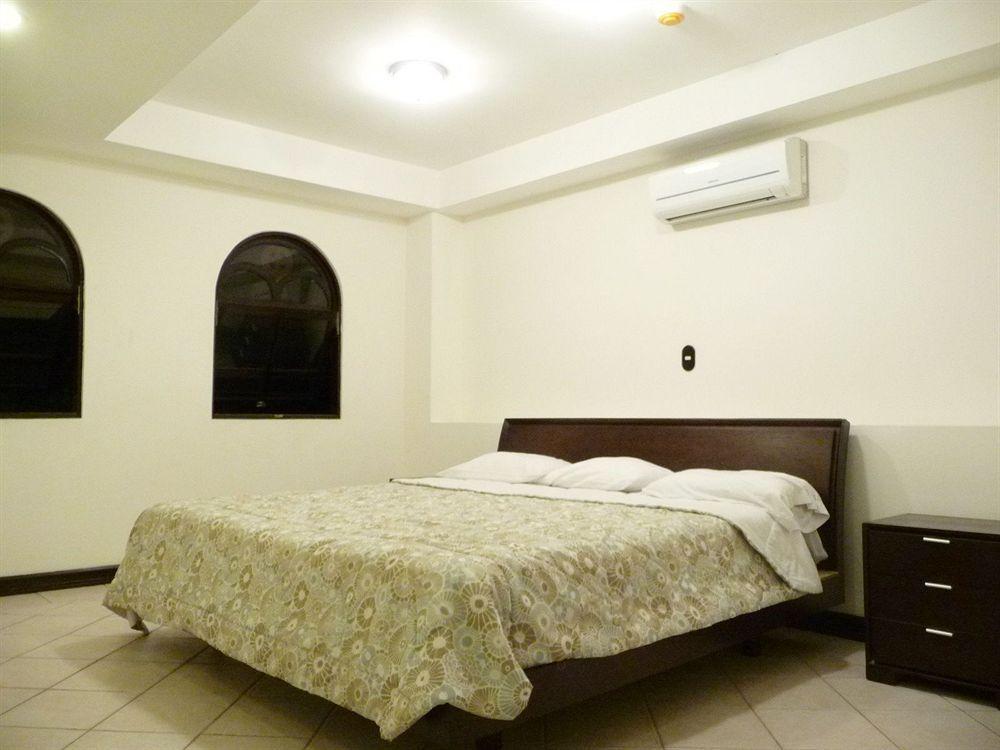Alajuela Backpackers Airport Hostel Экстерьер фото